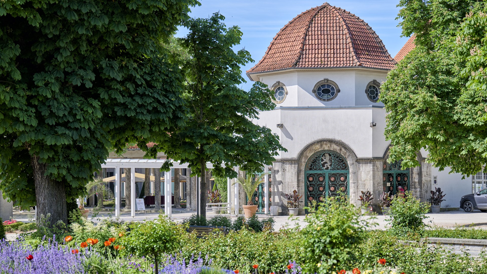 Trinkkuranlage, the historic drinking-cure pavilion in Bad Nauheim, surrounded by flower gardens